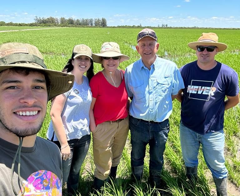 driel y Amiela Hoffman, su madre Roxana Schmukler, junto a ingeniero y asesor de la empresa.